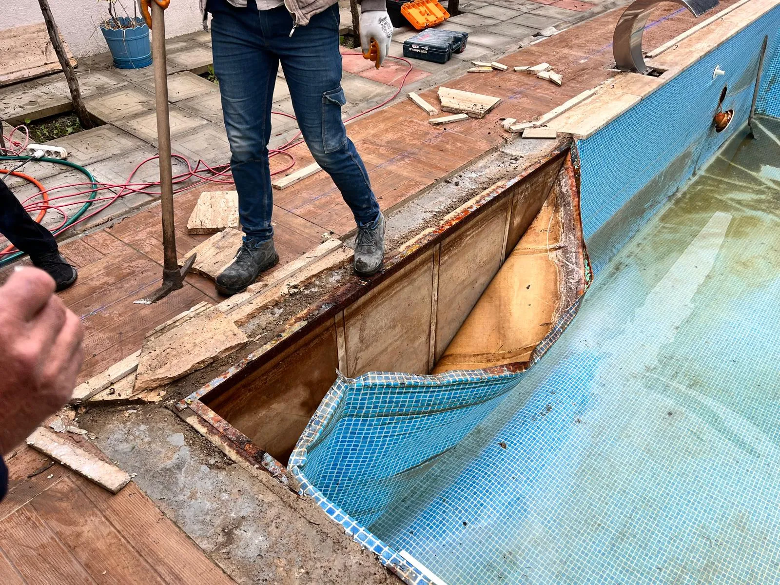 kırık sızdıran havuz, tamir yapılacak cam mozaik yenileme havuz fayansa dönüştürme prefabrik havuz yıkıp beton havuz yapma maliyetleri